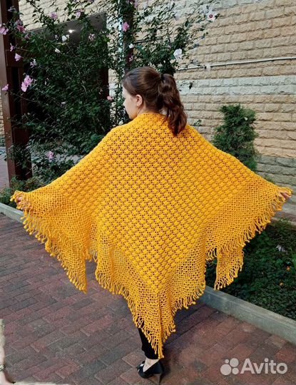 Вязаная шаль крючком Солнечная