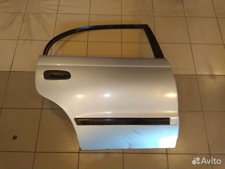 Toyota Carina E Дверь задняя правая