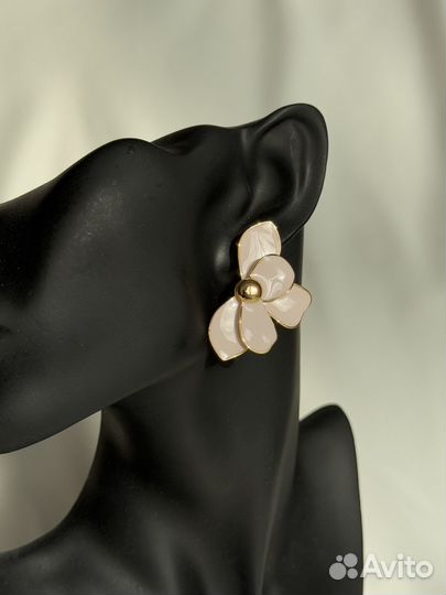 Элегантные серьги с розовым цветком