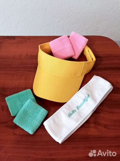 Кепка-козырек и напульсники