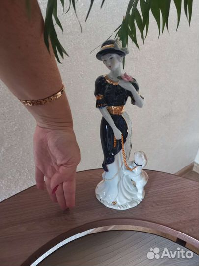 Статуэтка дама с собачкой