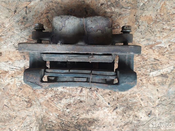 Суппорт передний правый Kia Carnival