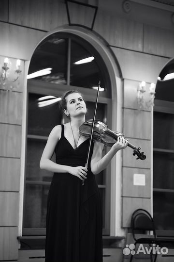 Скрипачка на праздник