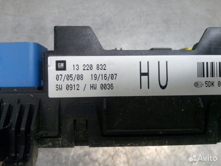 Блок предохранителей Opel Astra H 2004-2015