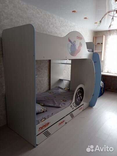 Кровать двухъярусная с матрасами и столом