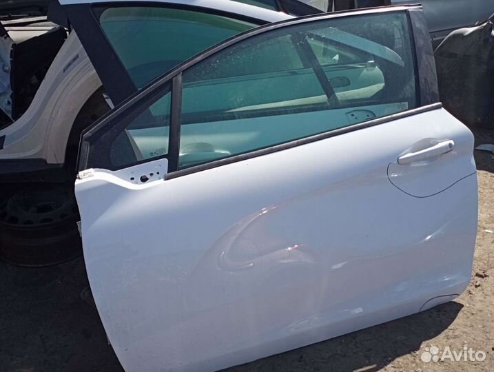 Дверь левая Белая Peugeot 208 купе с дефектом