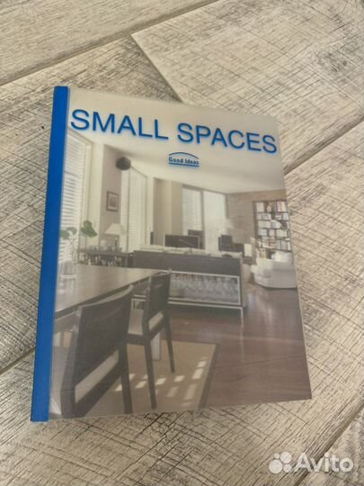 Книга Small Spaces с дизайнами интерьеров