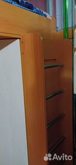 Кровать чердак со столом и шкафом