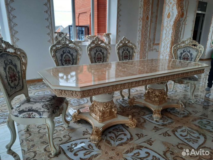 Стол и стулья