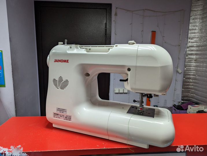 Швейная машина Janome DC3050 / DC50