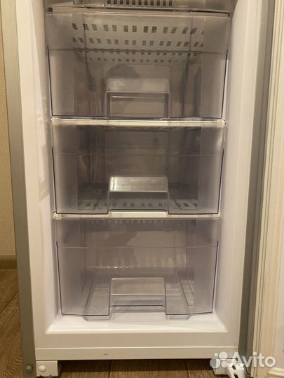 Холодильник с морозильной камерой