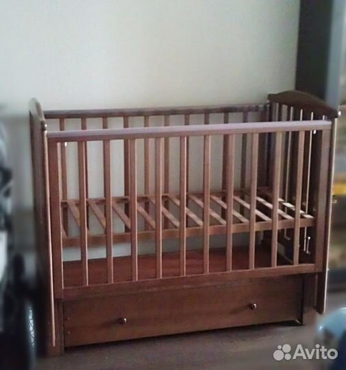 Детская кроватка с продольным маятником, матрасом