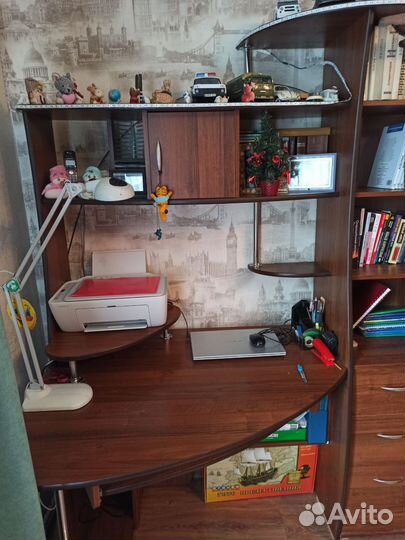 Угловой компьютерный стол с надстройкой, стеллажом