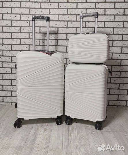 Чемодан на колёсах ударопрочный из полипропилена