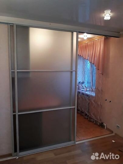 Двери купе в белом профиле с матовым стеклом