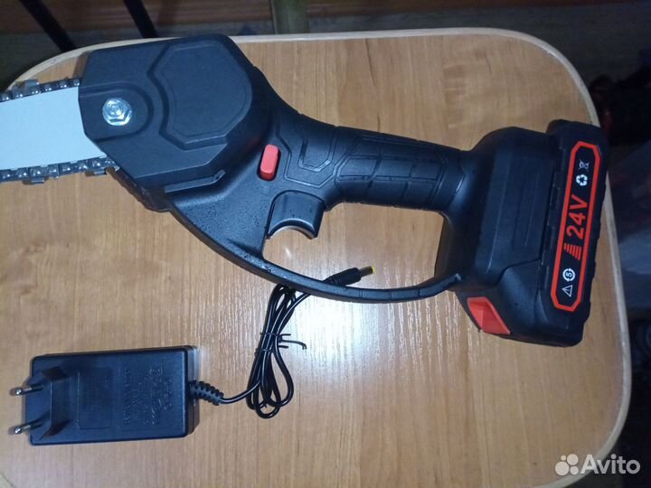 Мини аккумуляторная пила сучкорез