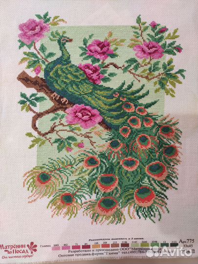 Готовая вышивка крестом Павлины