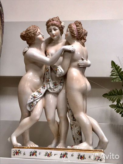 Изящная большая фарфоровая статуэтка Три девушки