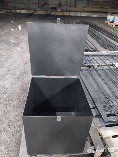 Ящик металлический с ушками для навесного замка