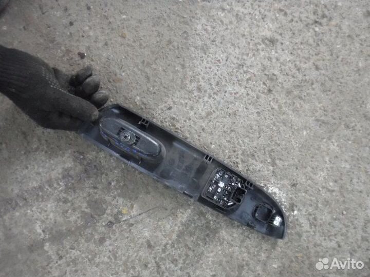 Блок управления стеклоподъемниками передний левый