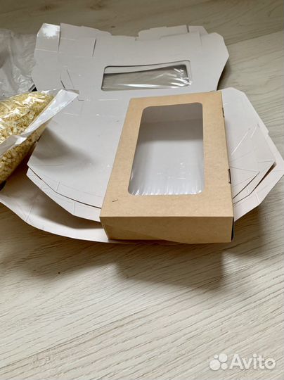 Упаковочные подарочные коробки с мишурой