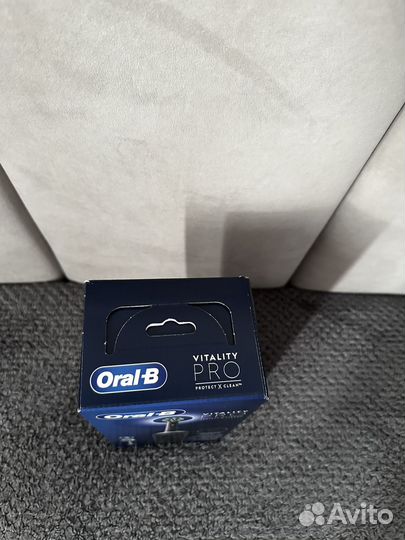 Новая электрическая зубная щетка oral B