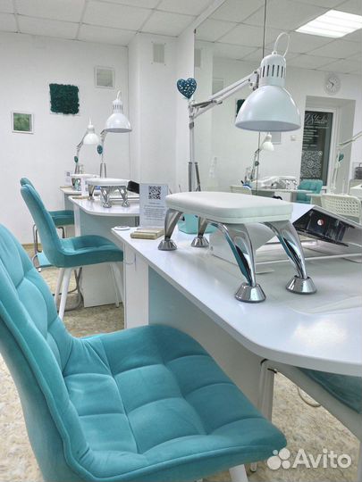 Наращивание, гель-лак, маникюр в салоне