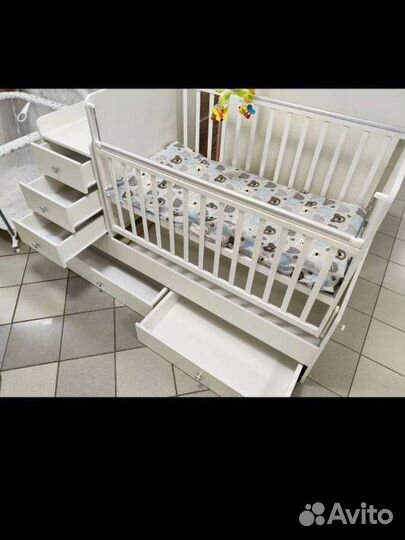 Детская кроватка и пеленальный комод