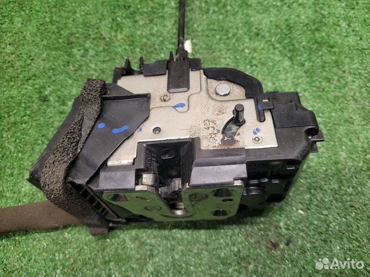 Замок двери задней левой на Nissan Juke