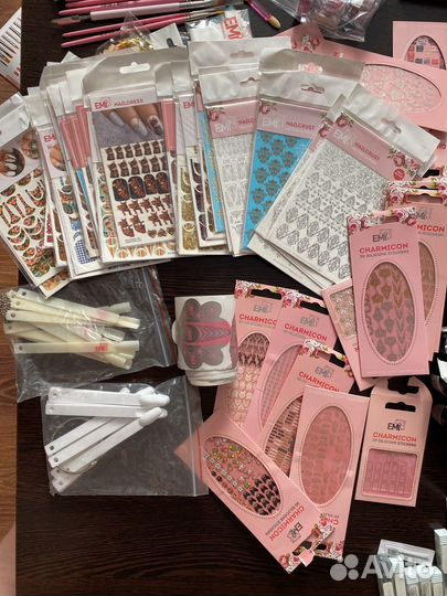 Набор для маникюра кисти наклейки втирки