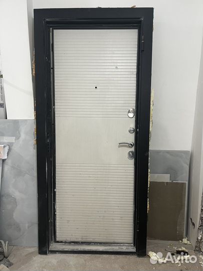 Входная железная дверь б/у