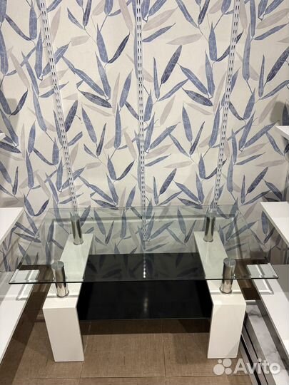 Стеклянный журнальный столик