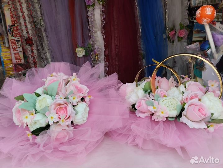 Свадебные украшения (кольца) на авто