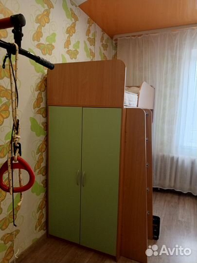 Детская двухярусная кровать со столом и шкафом