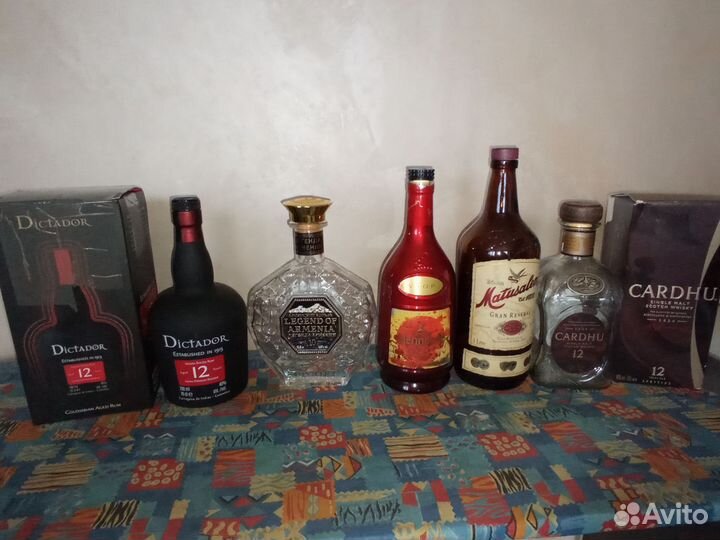 Бутылки и коробки из-под коньяка и виски