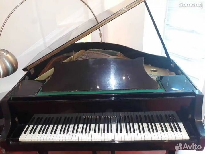 Рояль красный октябрь