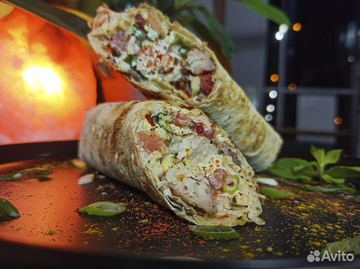 Повар в ресторан шавермы на углях