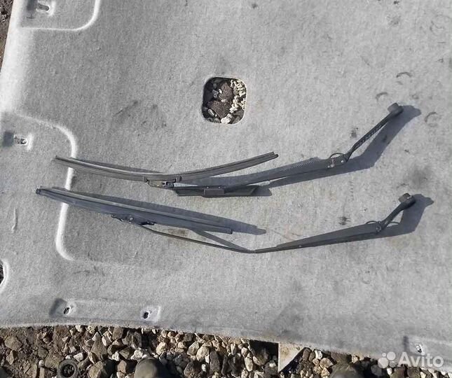 Поводок дворников правый Mazda 323F BJ