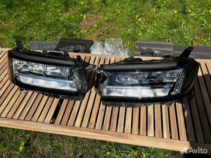 Оригинальные Фары Toyota Land Cruiser 300