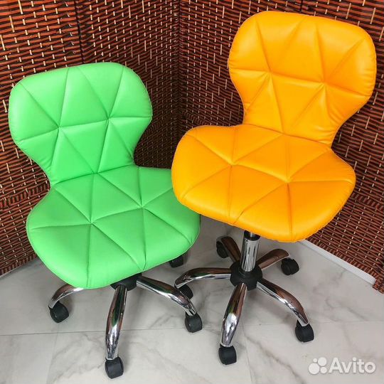 Стул мастера на колесиках