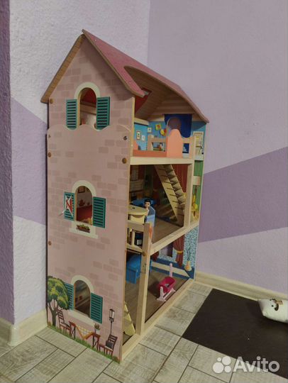 Большой кукольный домик с мебелью