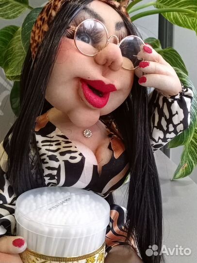 Кукла интерактивная. Держатель ватных палочек