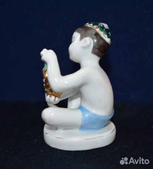 Фарфоровая статуэтка- мальчик С виноградом