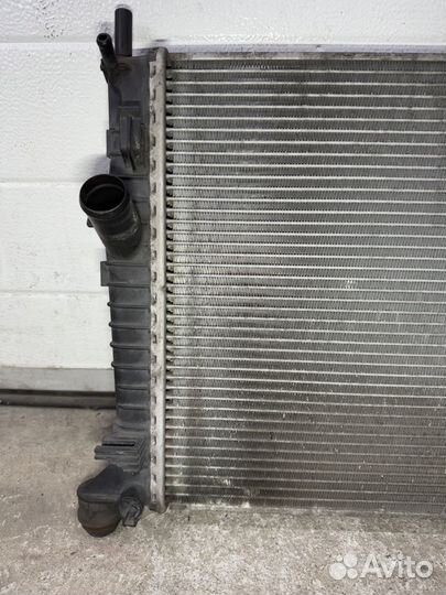 Радиатор охлаждения двигателя Ford Focus 2010