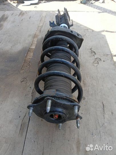 Стойка амортизатора передняя правая Honda Cr-V 4