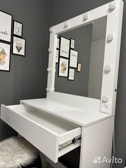 Гримерный стол новый