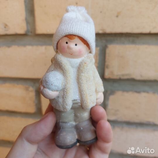 Фигурка мальчик со снежком