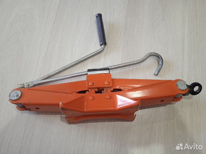 Домкрат винтовой