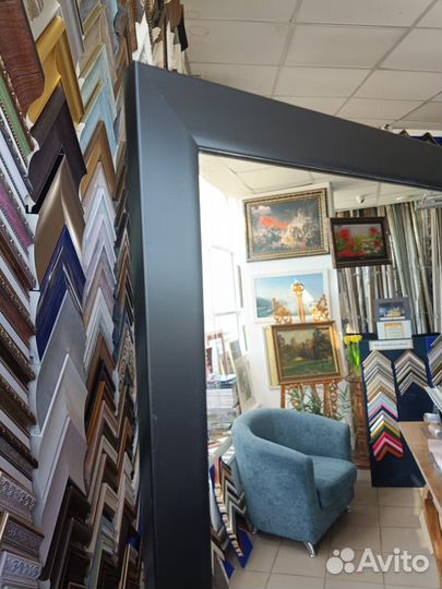 Большое зеркало в черной раме