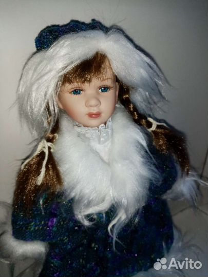 Миниатюрная фарфоровая куколка Снегурочка